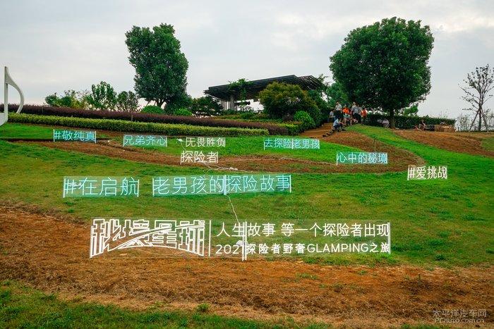 不文明，大妈脱鞋躺地铁座椅鞋被乘客踢下车，在公共场所我们需要注意什么？游戏画面