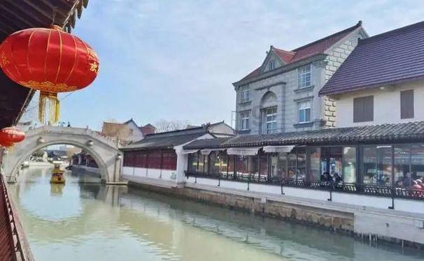 不文明，大妈脱鞋躺地铁座椅鞋被乘客踢下车，在公共场所我们需要注意什么？游戏画面